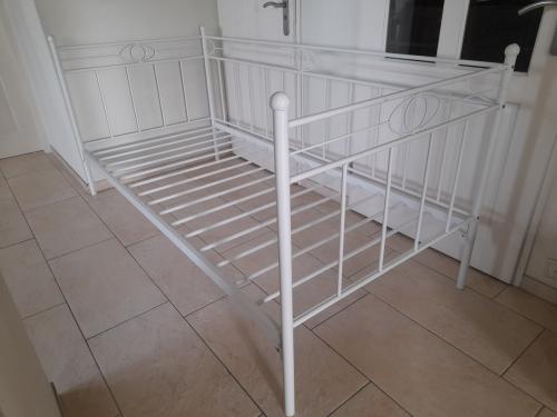 1 Persoons meiden bed  90 x 200 (in goede nette staat )