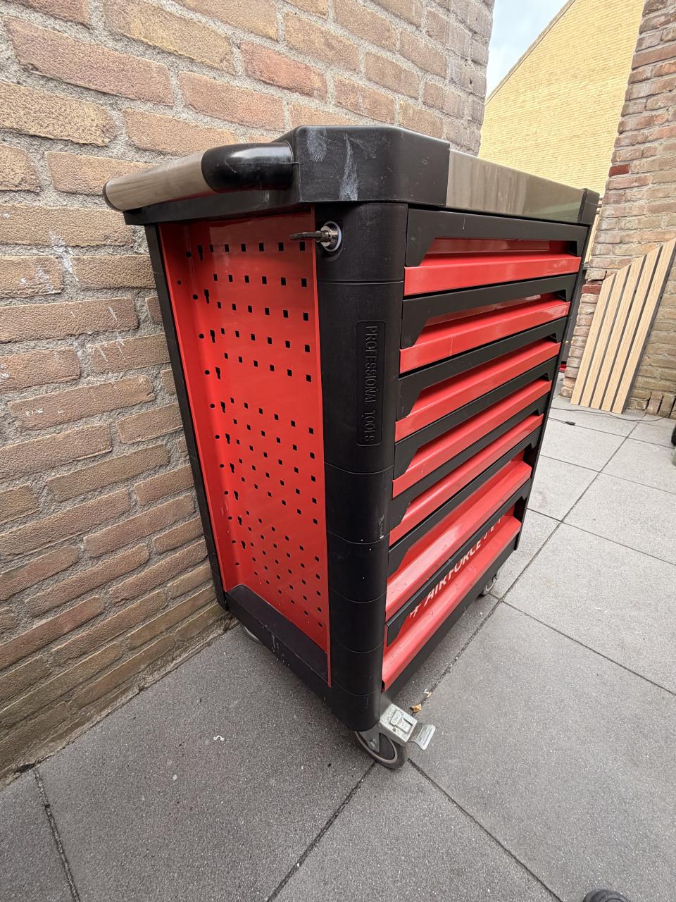 Gereedschapswagen gevuld