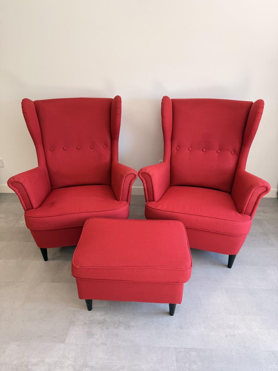 2 Rode Ikea Strandmon oorfauteuils met bijpassende voetenbank