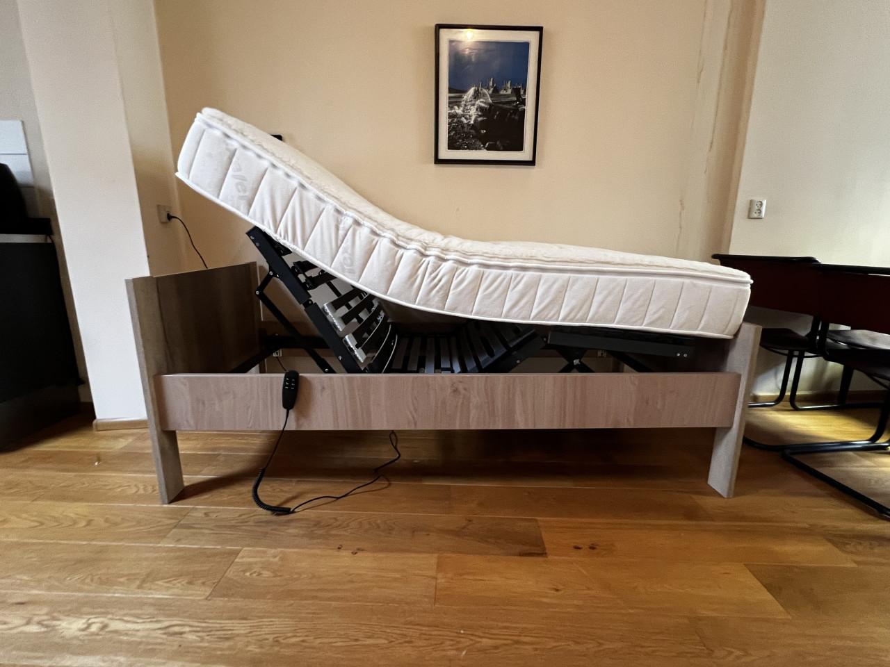 Seniorenbed als nieuw electrisch verstelbaar