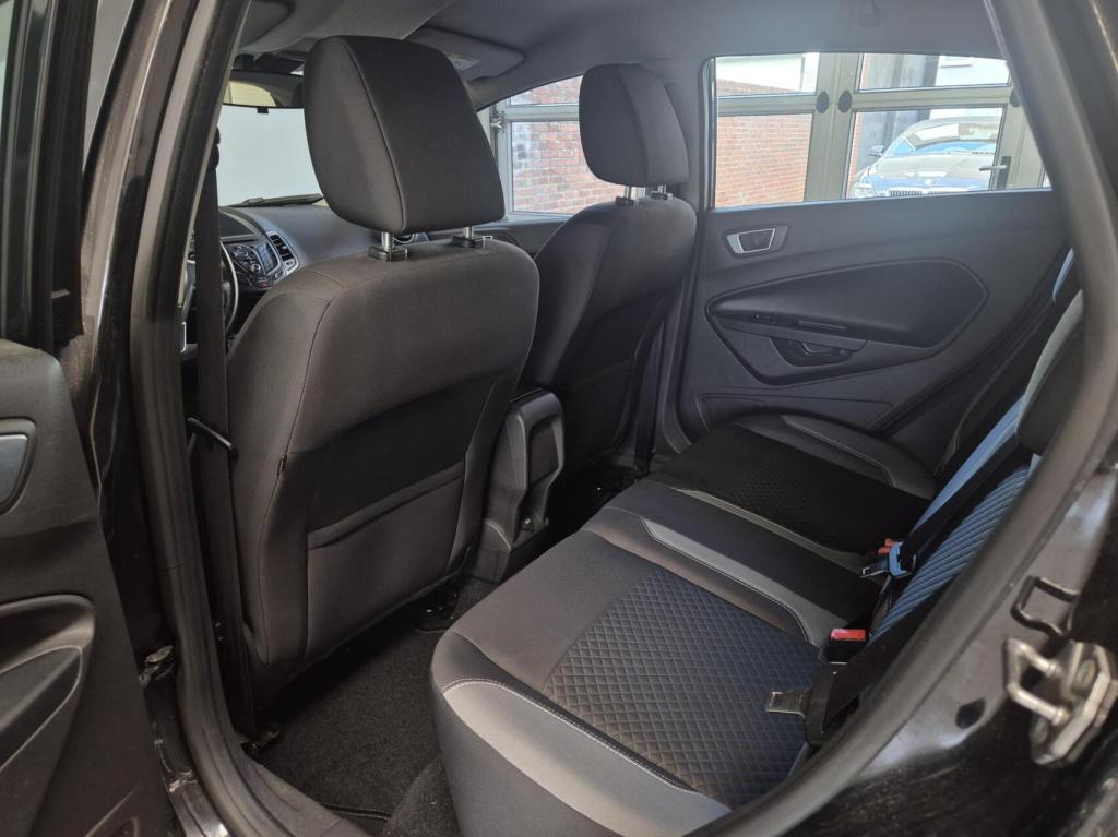 Ford Fiesta 1.25 / nieuwe db riem / parkeersensoren / stoelverwarming