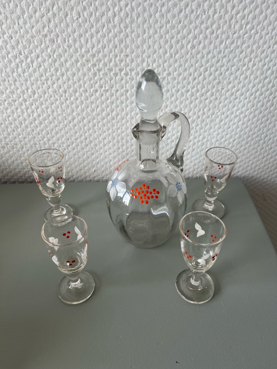 Glazen karafje met glaasjes