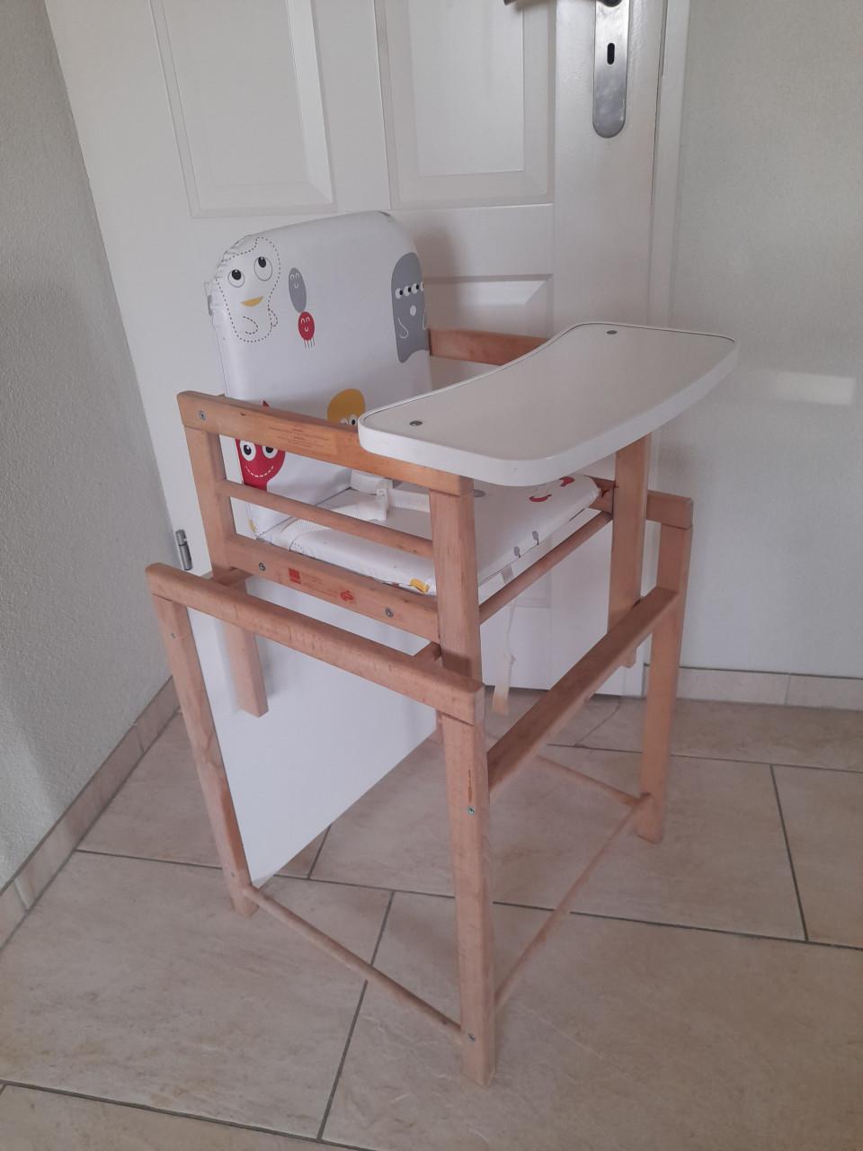 Kinderstoel (ook als stoel en tafel te gebruiken) z.g.a.n.