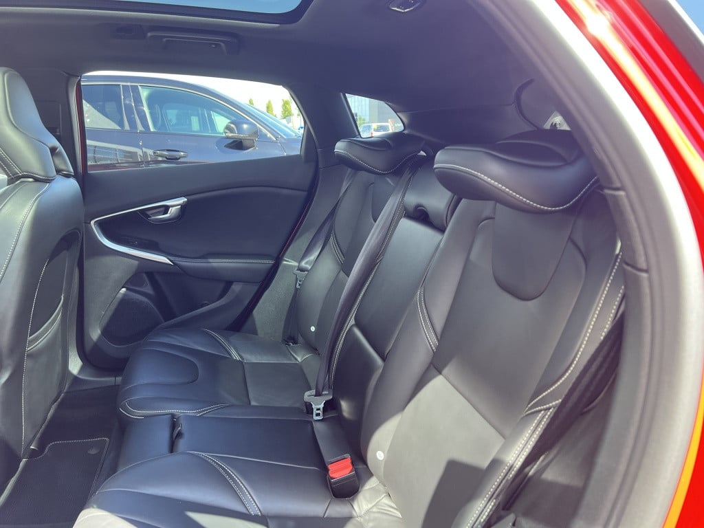 Volvo V40 t4 190pk r-design business| panodak| trekhaak| camera| leder