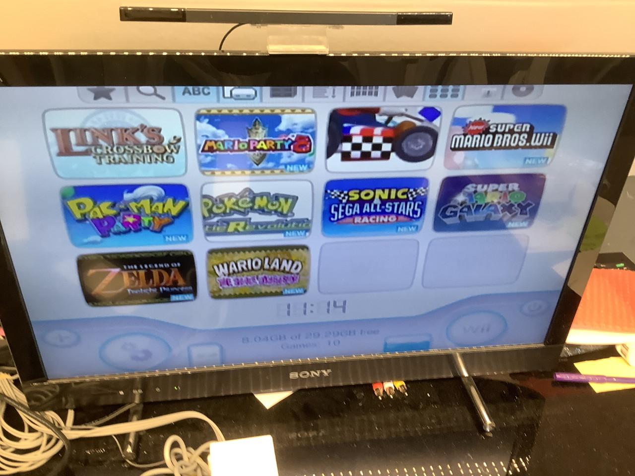 Nintendo Wii, compleet met controller, stuur, gun en veel spellen.