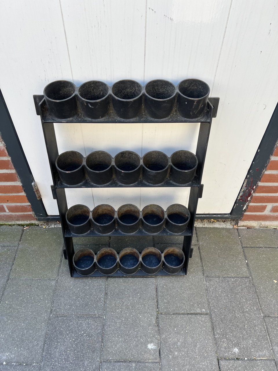 Stalen rek voor potjes of spuitbussen oid