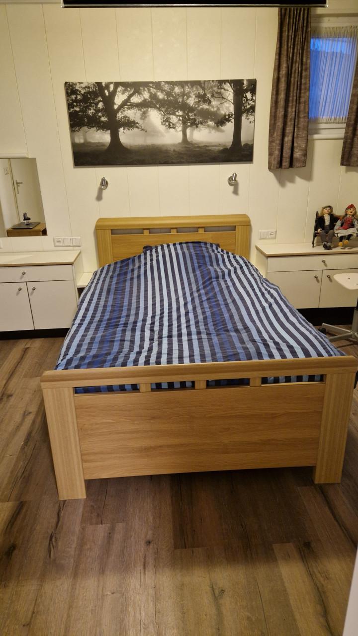 Bed met bijbehorend nachtkastje