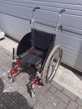 Rollator mooie hippe rode met zitje..!..Opklapbaar.. & ROLSTOEL kids