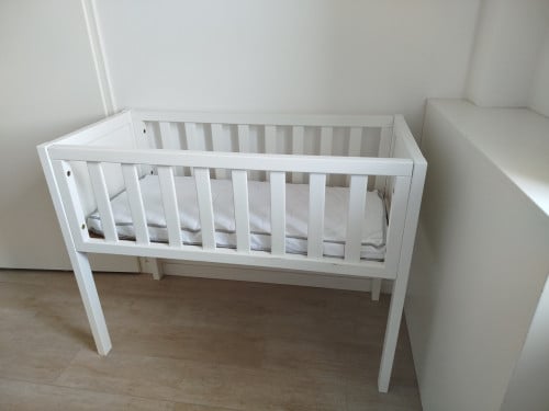 Babybedje, wit, in goede staat
