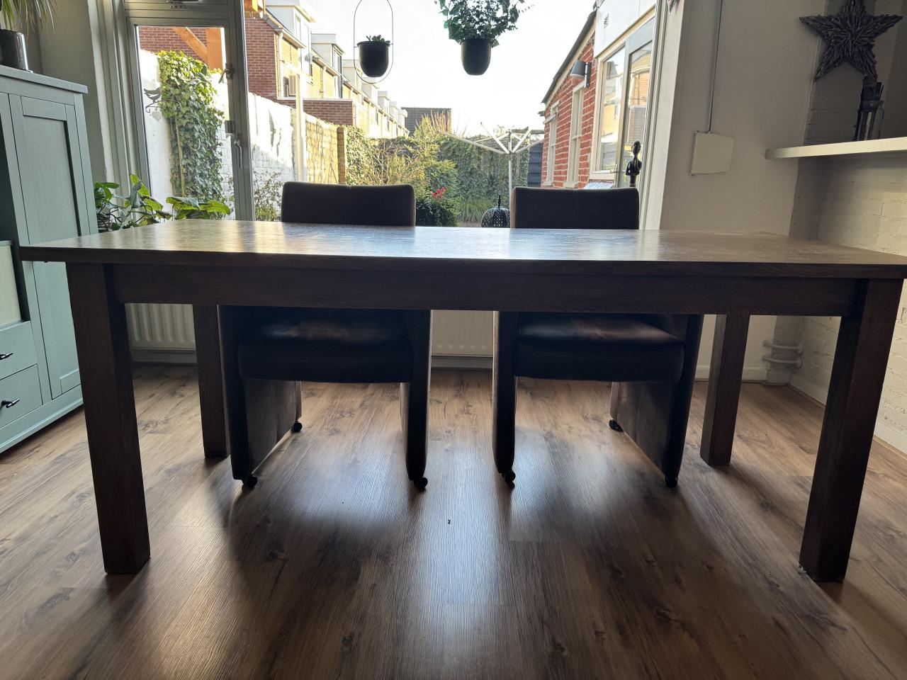 Eetkamertafel + Stoelen