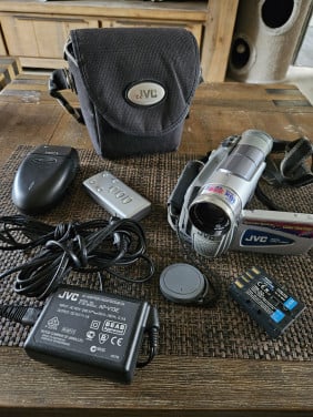 Mooie complete mini dv Videocamera JVC GR-D20E met veel accessoires...