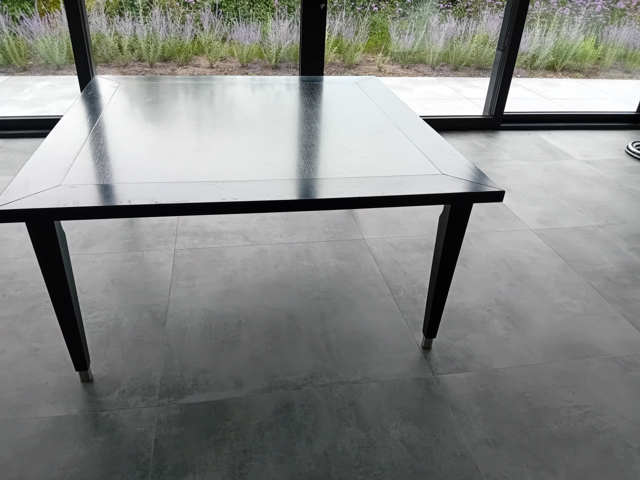 Grote vierkante eettafel
