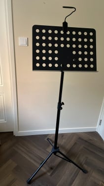 Mooie muziekstandaard met lampje en bladmuziek klemmetjes