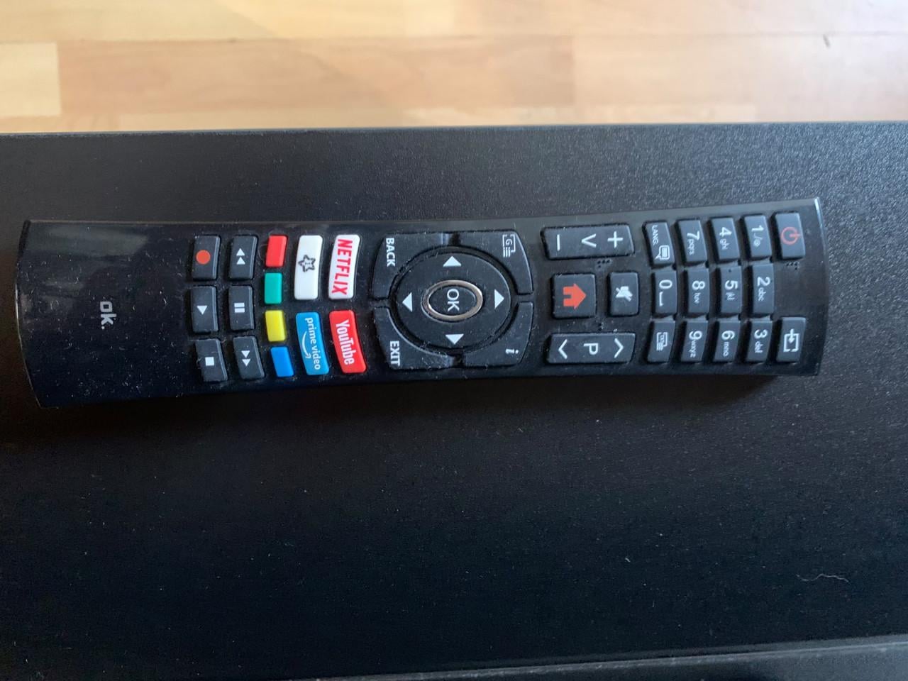 Smart TV met TVkast en staande lamp als set aangeboden.