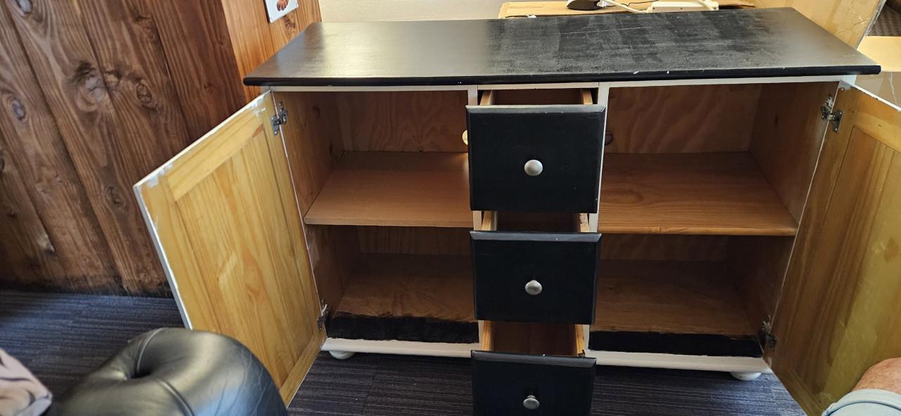 Zwart-wit dressoir met lades en deuren geschilderd