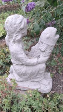 Tuinbeeld kind met vis