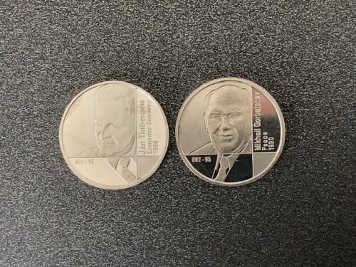 2 penningen , Mikhail Gorbachov en Jan Tinbergen.