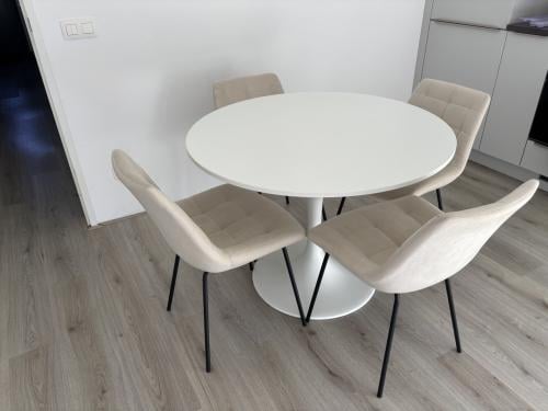 Eettafel en stoelen