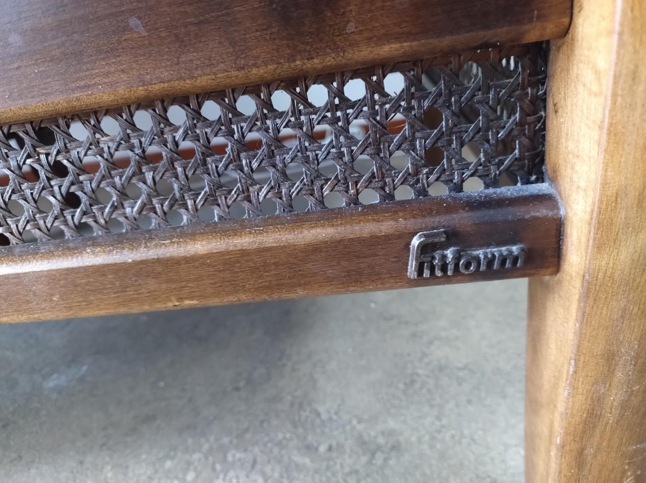 Klassieke relaxfauteuil met bijpassende voetenbank .