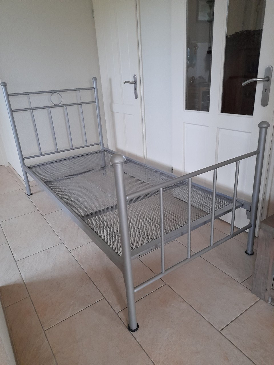 Metalen 1 persoons bed (in goede staat 90 x 200