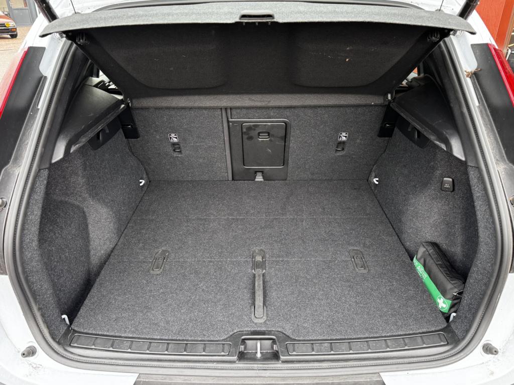 Volvo XC40 2.0 b4 plus dark | 18'' lmv | trekhaak | harman kardon