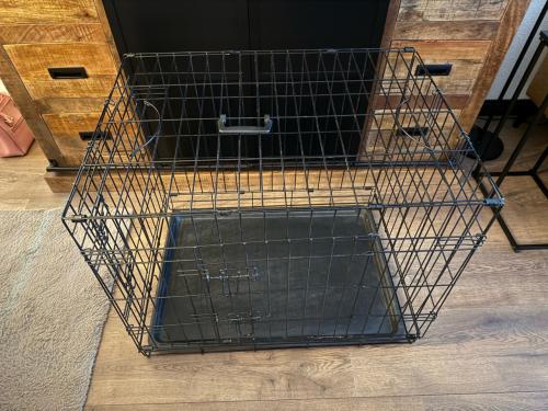 Hondenbench sterk(zwart )Hoogte 60cm,Breedte 77cm en Diepte 54cm.