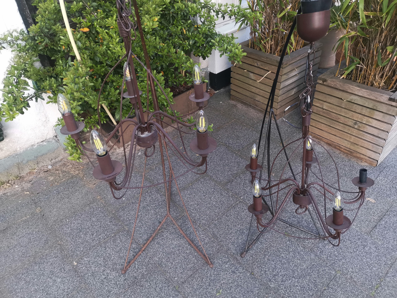 Twee brocante plafond kroon lampen