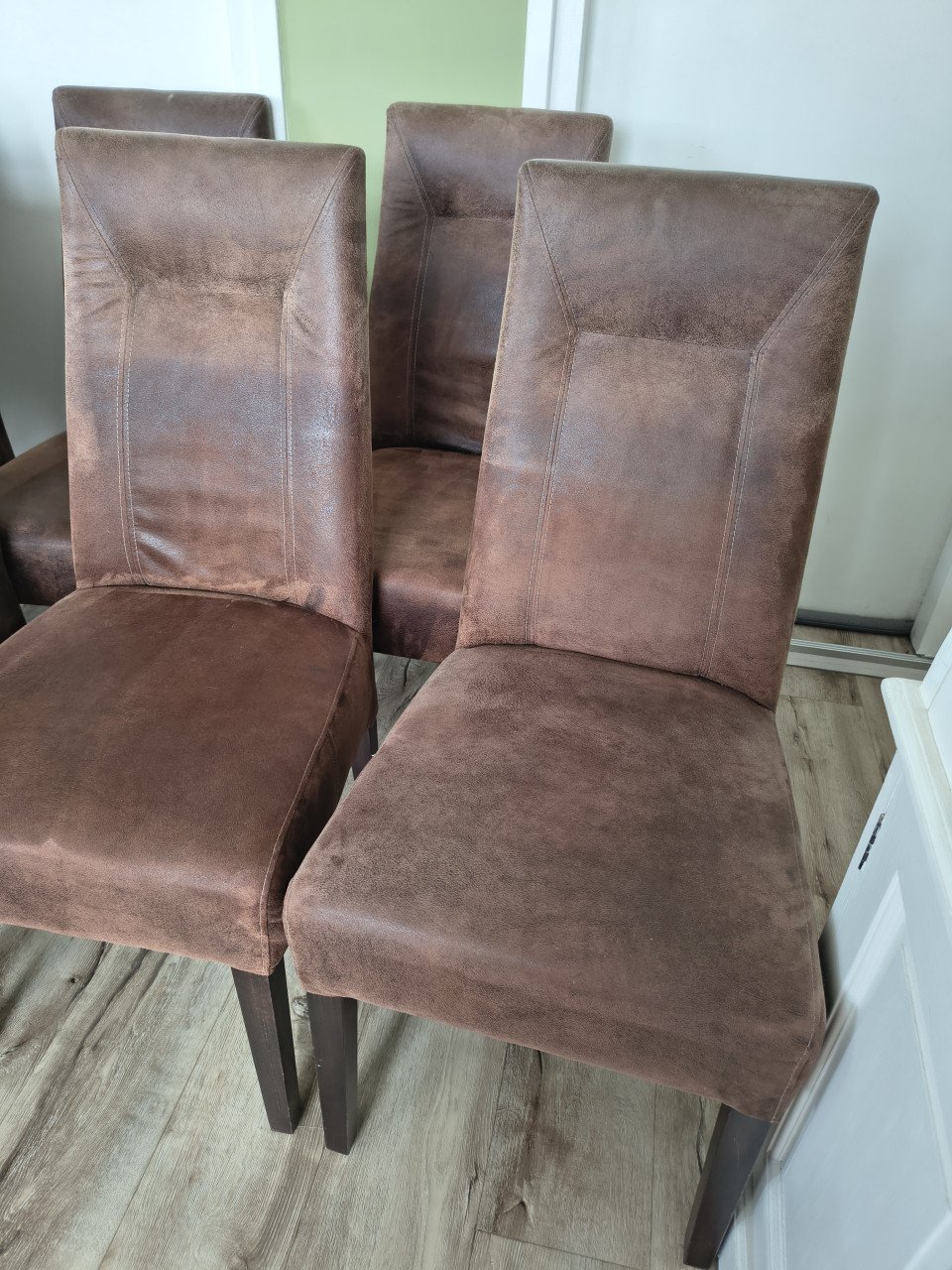 6x bruin suède eetkamerstoelen. Stoelen set bruin eethoek.