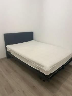 Te koop: Bed (frame + hoofdsteun + matras):