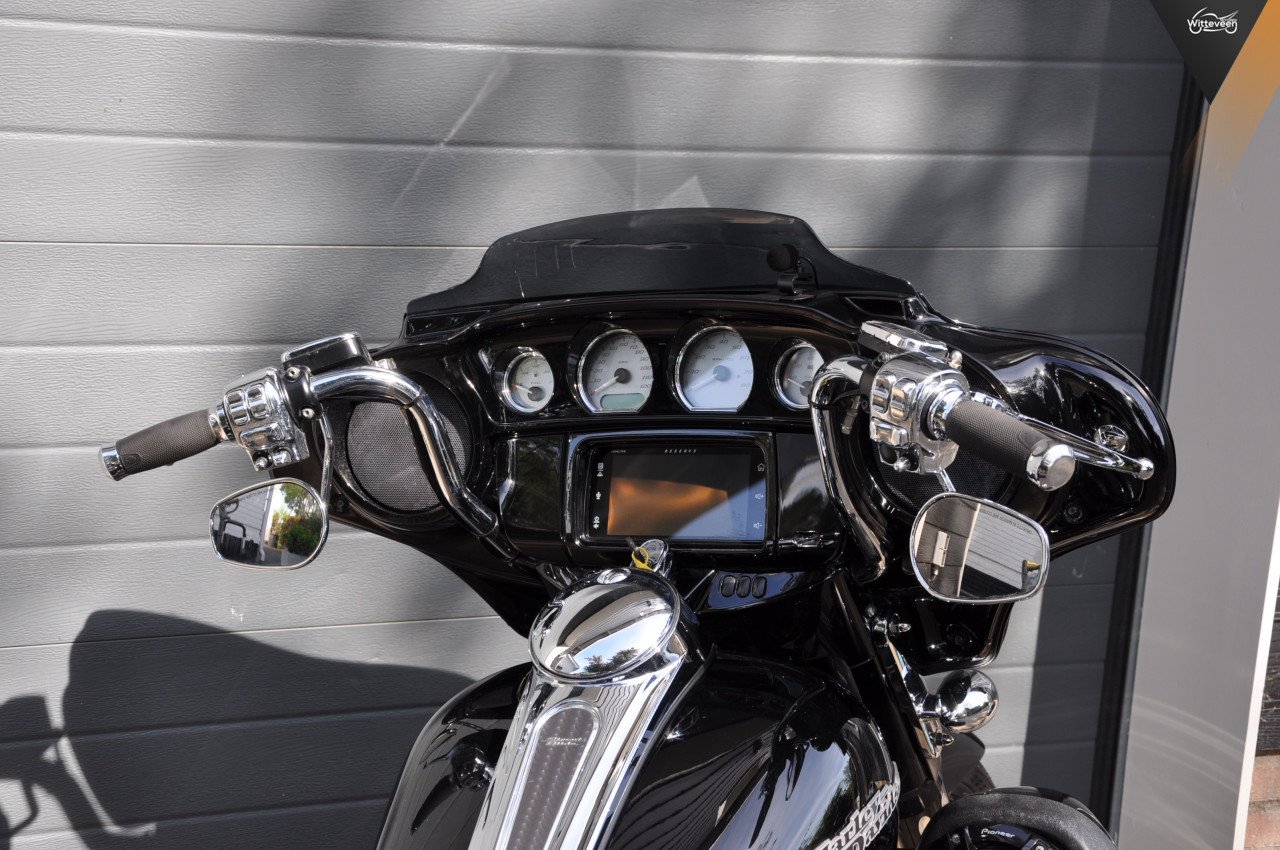 Harley-Davidson FLHXS Street Glide Special 103
