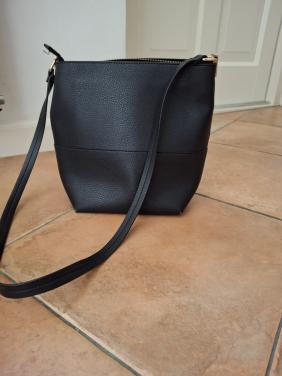 Zwart damesschoudertasje van h&m