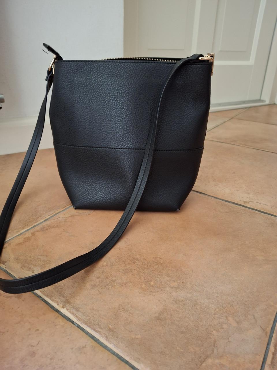 Zwart damesschoudertasje van h&m