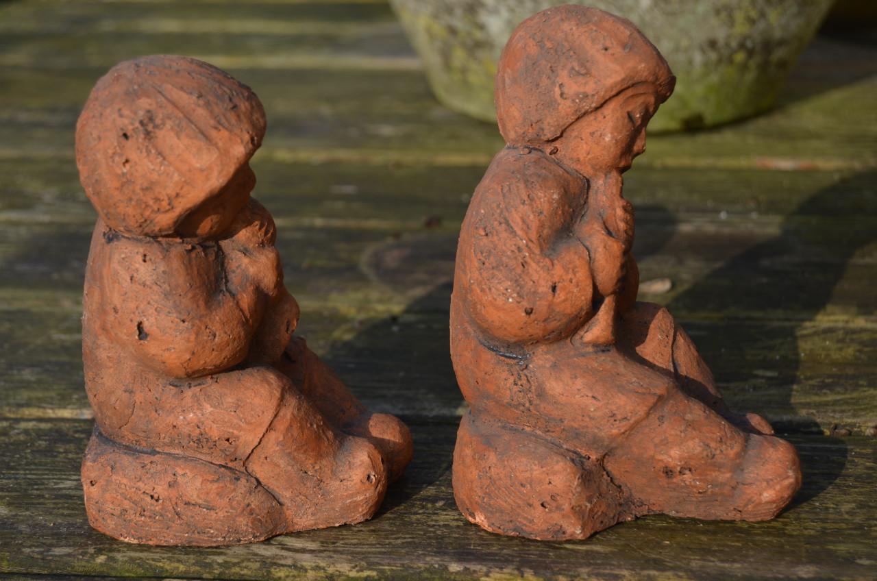 2 Aardewerk/terracotta beeldjes fluitspelende kinderen