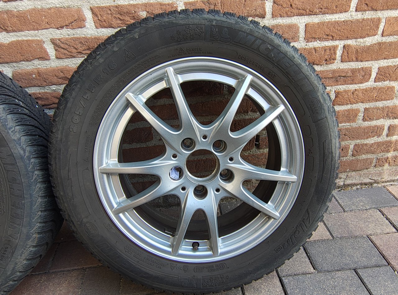 A246 set Mercedes velgen met winterbanden Michelin Alpine 205/55 R16