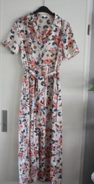 Jurk wit met  bloemen print  maat m