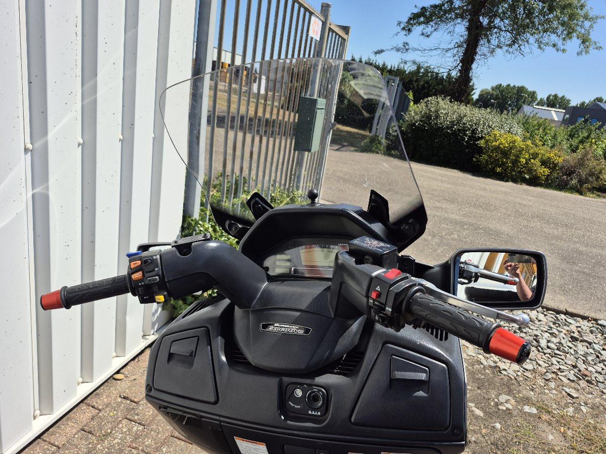 Suzuki Burgman 650 executive uit 2007, grote motorscooter