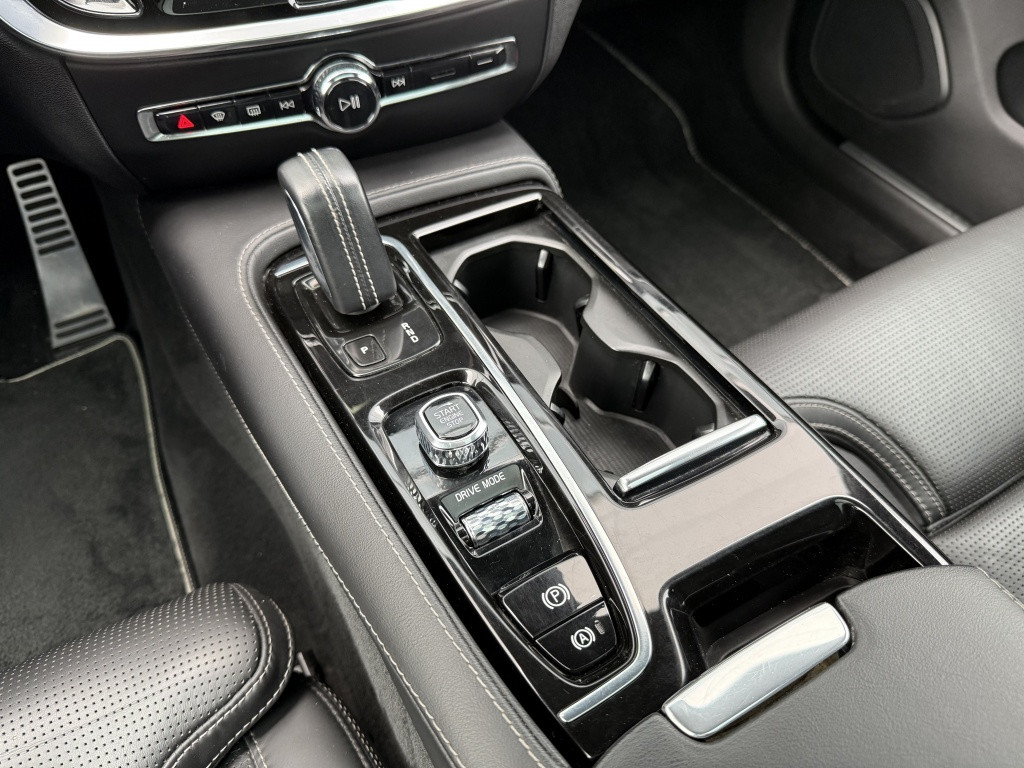 Volvo V60 t6 340pk recharge r-design| panodak| adap.cruise| 360camera| tre