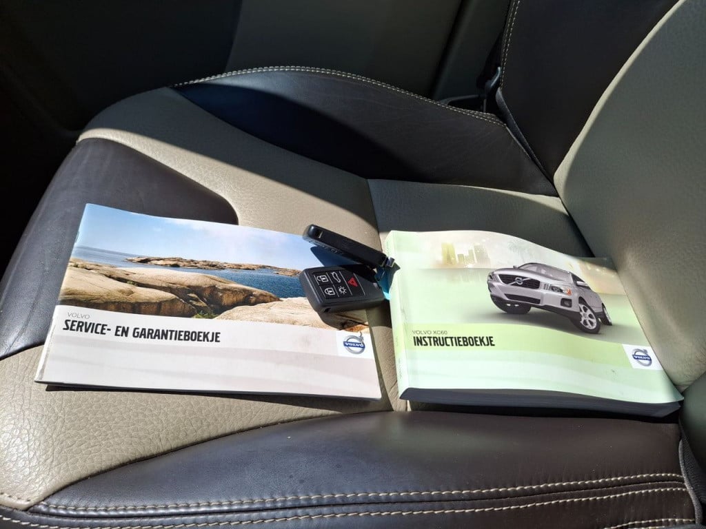 Volvo XC60 2.0 t5 kinetic xenon | leder | dealer onderhouden!