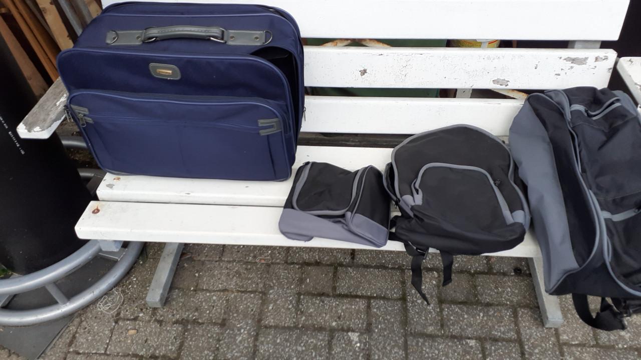 Rol-Koffers roze / groen & tas, blauw met inhoud rugzak + tas + kleine tas