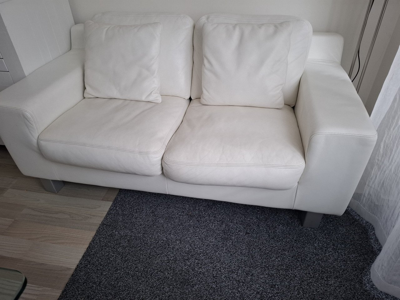 Wit leren tweezits bank