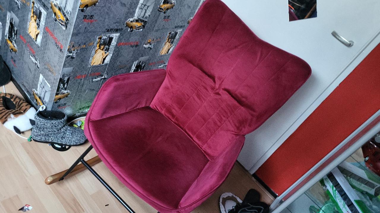 Mooie rood kleurige schommelstoel