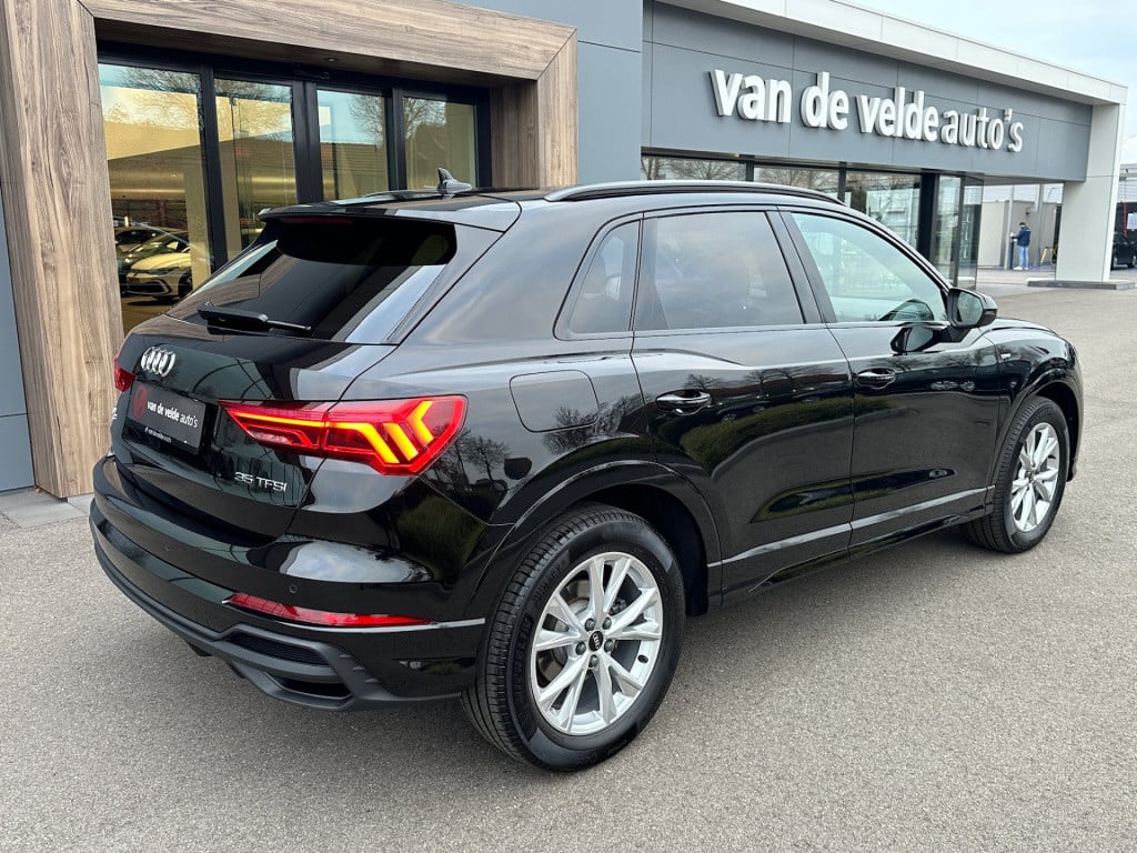 Audi Q3 35 tfsi s-line | panoramadak | zwart optiek | trekhaak | camera | e