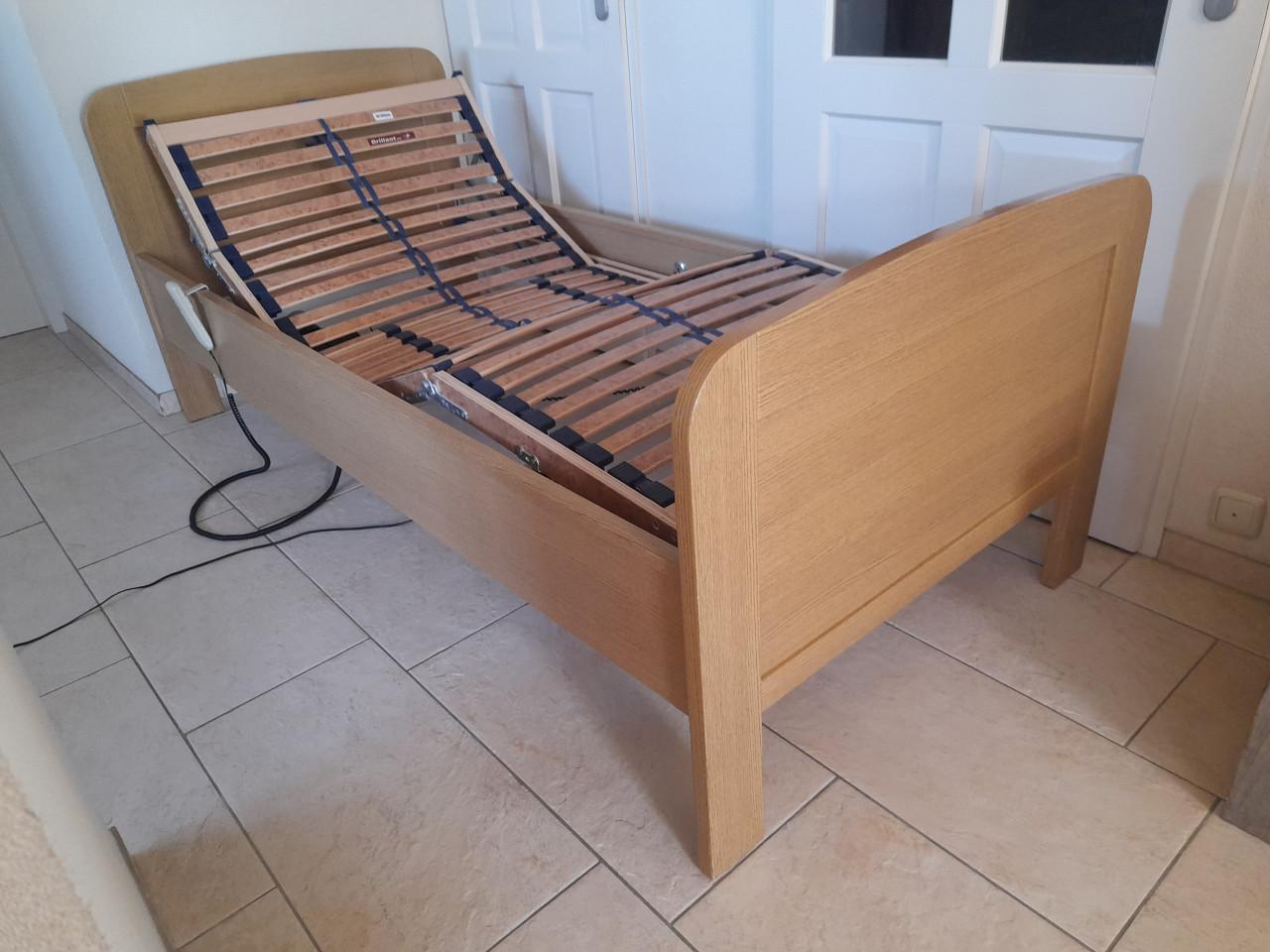 Senioren bed met elektrisch verstelbare lattenbodem 90 x 200( in goede st.)