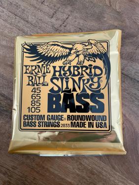 Nieuwe set basgitaar-snaren