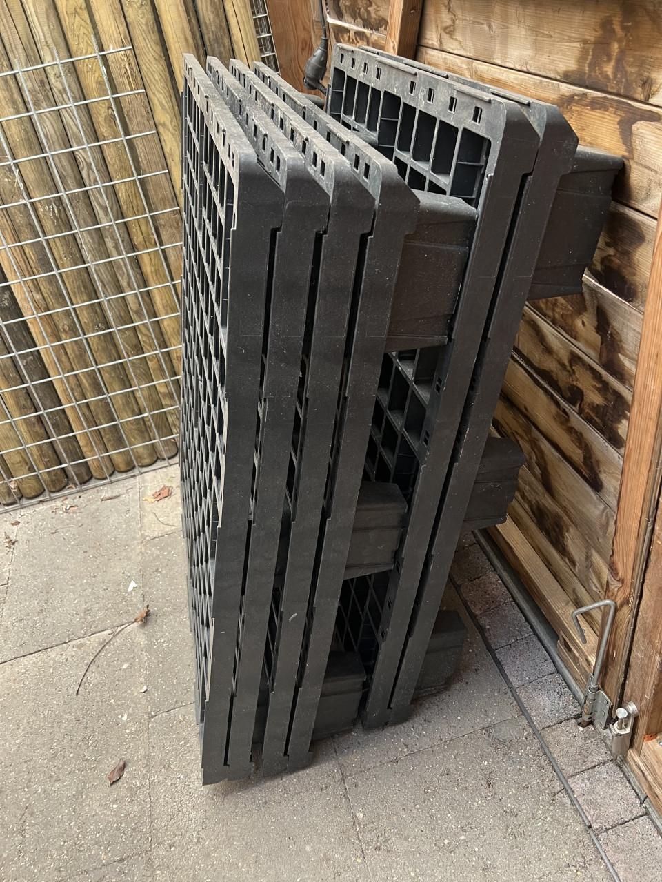 Gratis af te halen: 6 plastic pallets