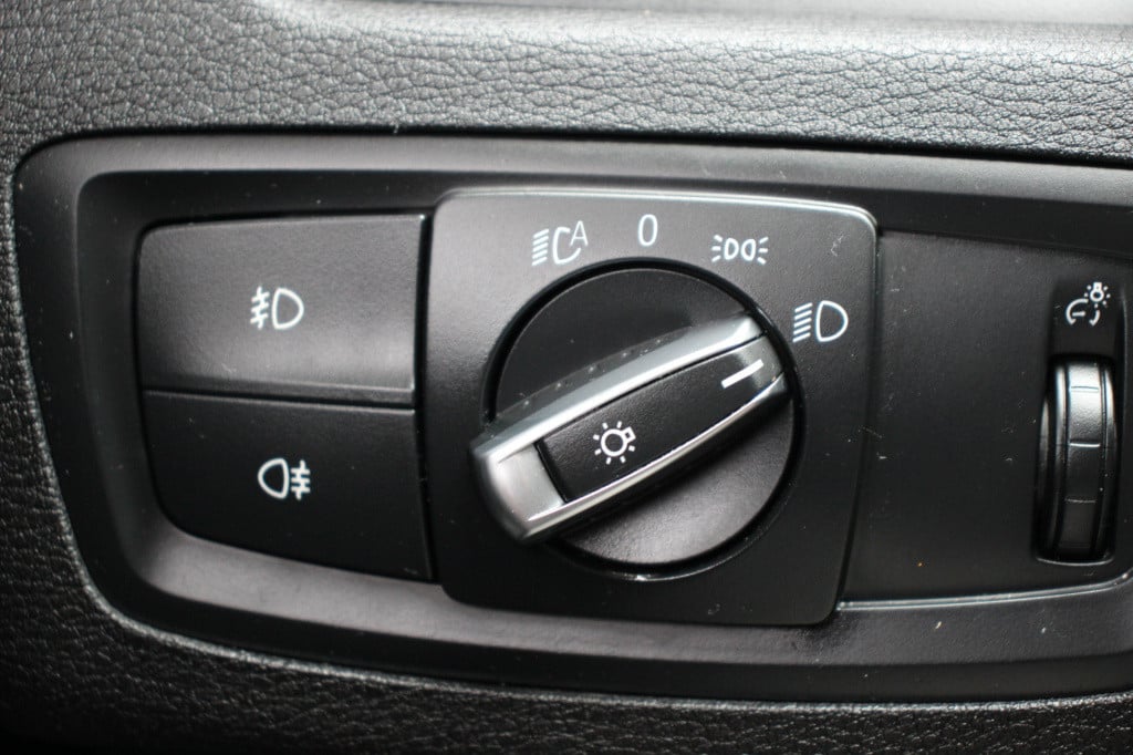BMW X1 sdrive20i corporate lease executive | led | half leder | pdc |