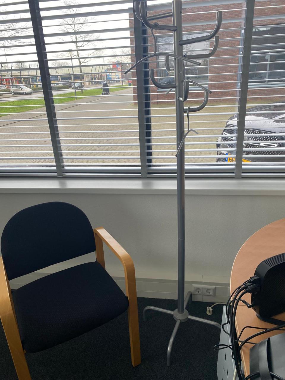 COMPLETE KANTOORINRICHTING – SPOED – OPHALEN VOOR 22-02-2026