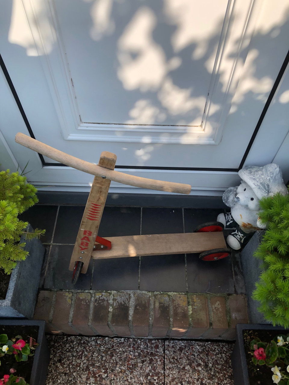 Houten stepje op 3 wielen.