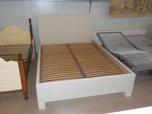 Ledikant 140 x 200 cm met 2 lattenbodems in zeer goede staat zonder matras