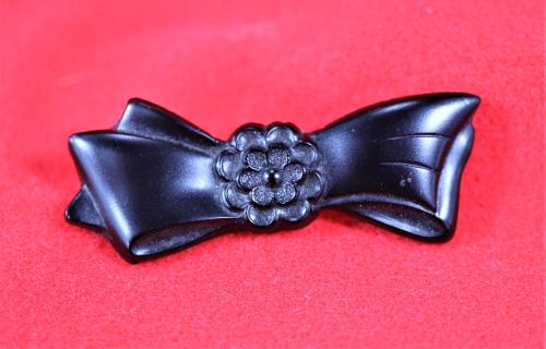 Zwarte Bakelieten broche ( Rauwbroche )